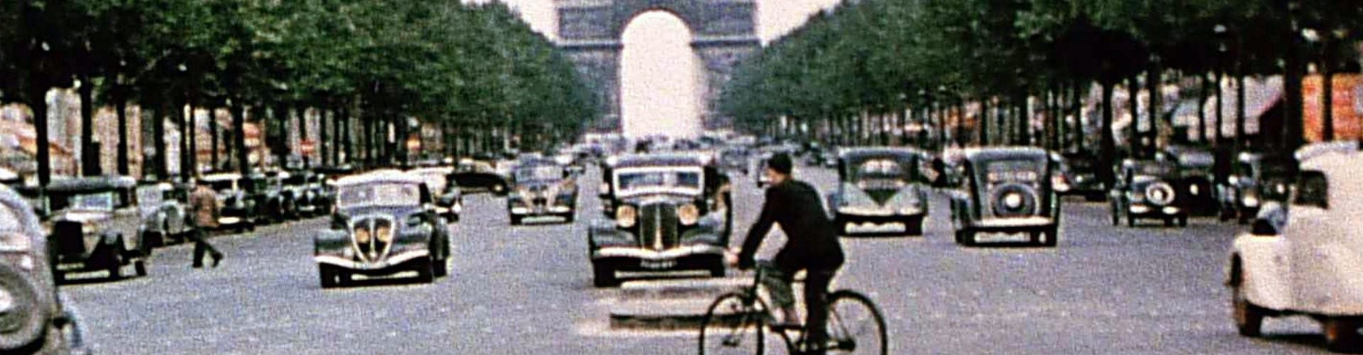 Łuk triumfalny w Paryżu na fotografii z 1939 roku.