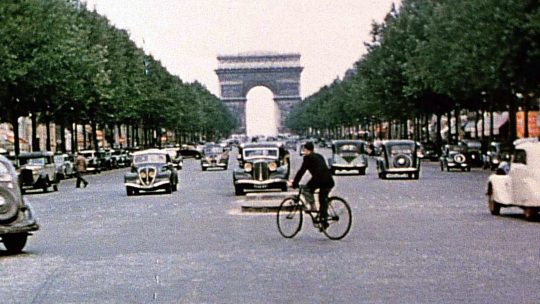 Łuk triumfalny w Paryżu na fotografii z 1939 roku.