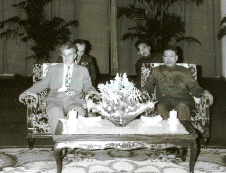 Pol Pot (po prawej) i inny komunistyczny krwawy zbrodni Nicolae Ceaușescu (domena publiczna).