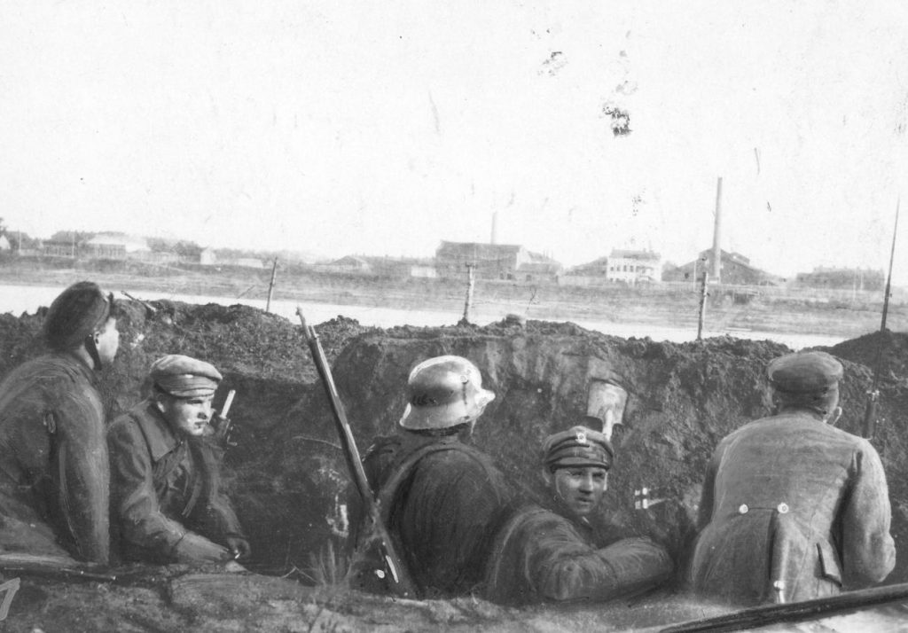 Polscy żołnierze w okopach nad Dźwiną. Zdjęcie wykonane jesienią 1919 roku (domena publiczna).