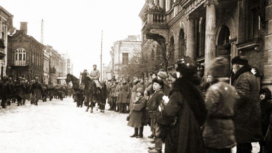 Polskie wojska na ulicach Dyneburga. Styczeń 1920 roku (domena publiczna).