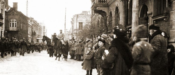Polskie wojska na ulicach Dyneburga. Styczeń 1920 roku (domena publiczna).
