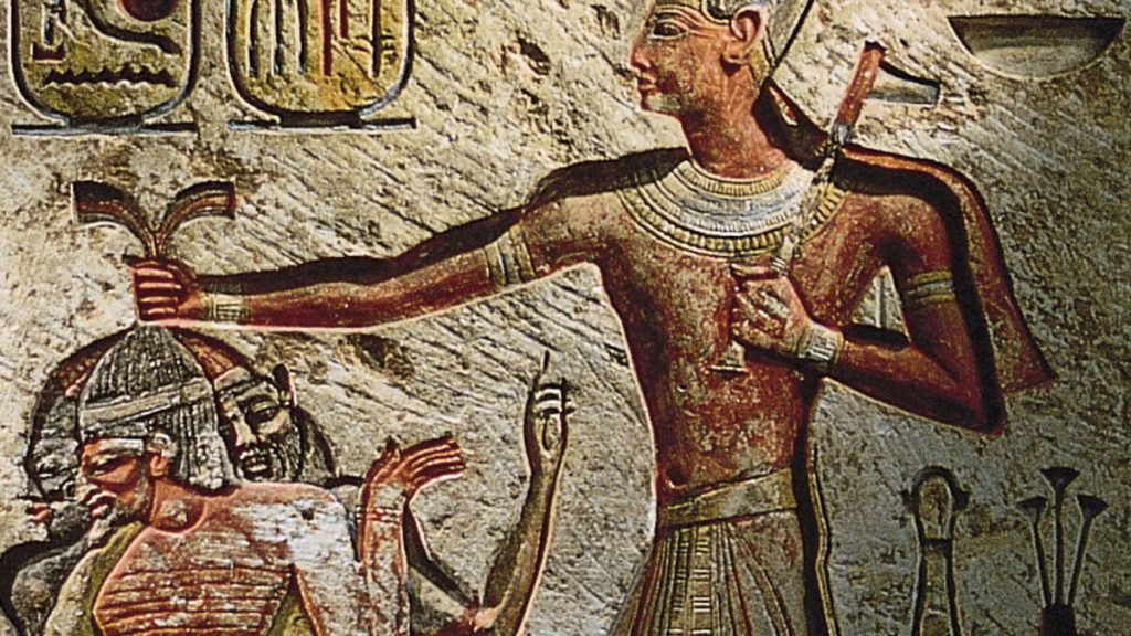 Ramzes II ze schwytanymi jeńcami. Relief z epoki.