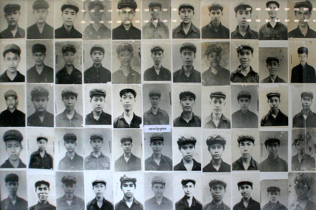 Zdjęcia ofiar Czerwonych Khmerów prezentowane w Muzeum Ludobójstwa Tuol Sleng (Gerd Eichmann/CC BY-SA 4.0).