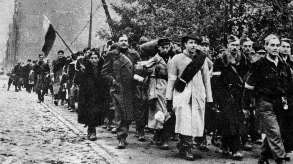 Żołnierze Armii Krajowej opuszczają Warszawę po upadku powstania. Październik 1944 roku.