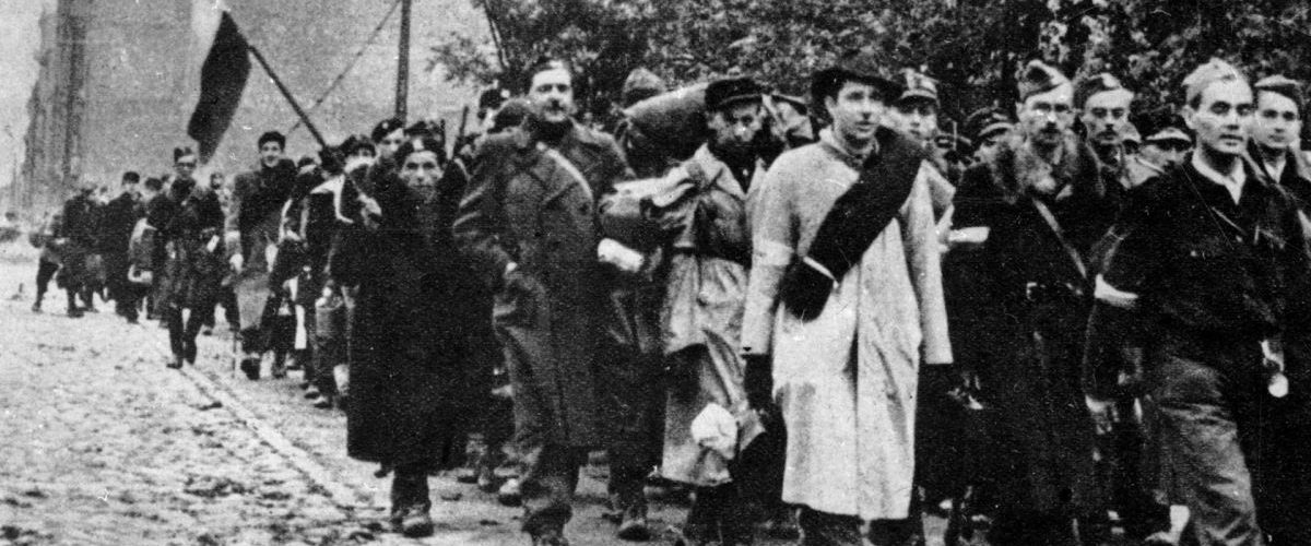 Żołnierze Armii Krajowej opuszczają Warszawę po upadku powstania. Październik 1944 roku.