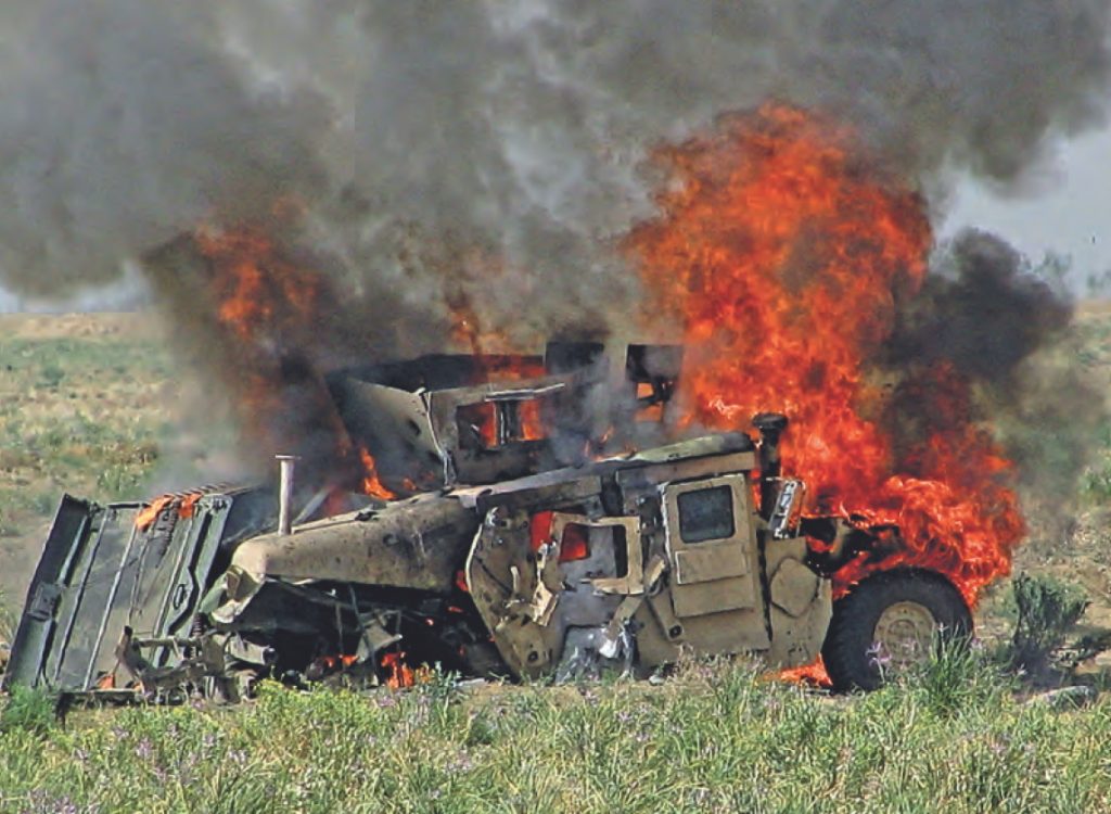 Jeden z pojazdów HMMWV należących do grupy bojowej dowodzonej przez Szymańskiego po ataku improwizowanym ładunkiem wybuchowym.