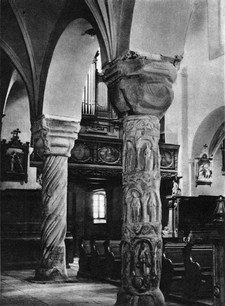 Jedna z kolumt katedry w Strzelnie na zdjęciu z lat 50. XX wieku (domena publiczna).
