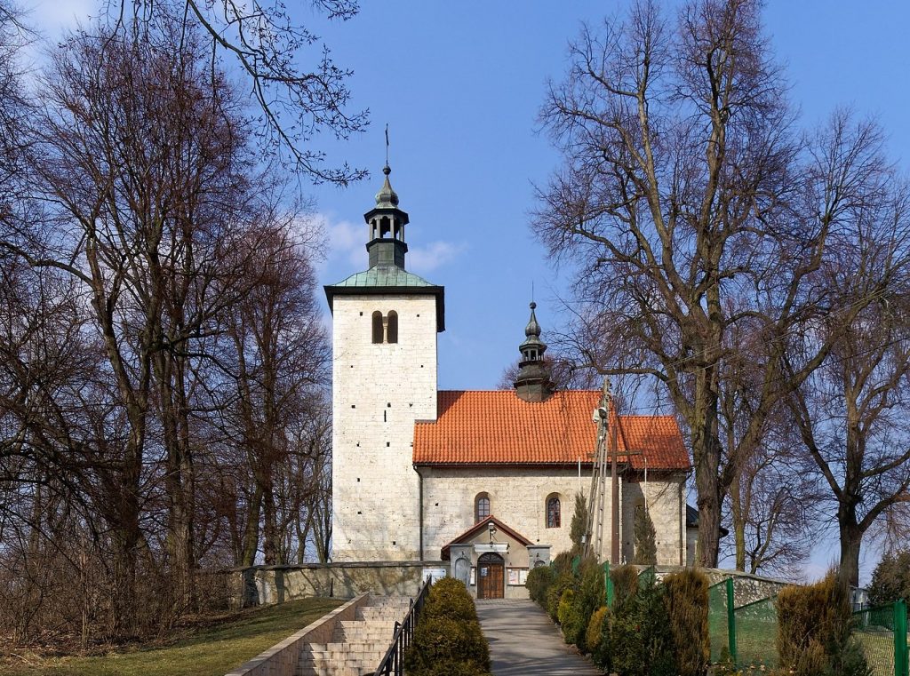 Kościół w Wysocicach i otaczające go stare lipy (Jakub Hałun/CC BY-SA 4.0).