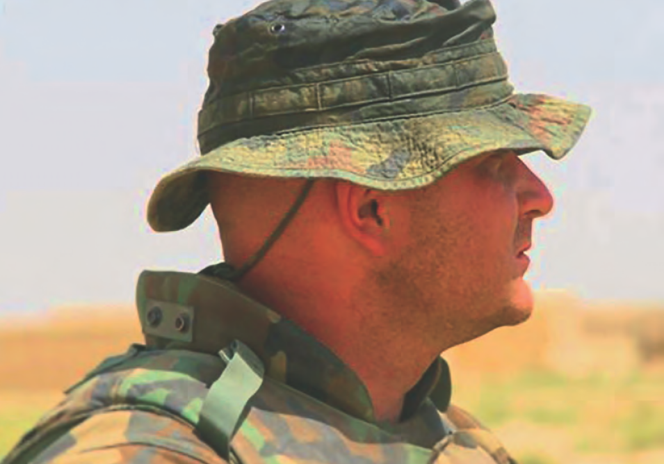 Marcin Szymański na zdjęciu wykonanym w 2008 roku podczas misji w Afganistanie (materiały prasowe).