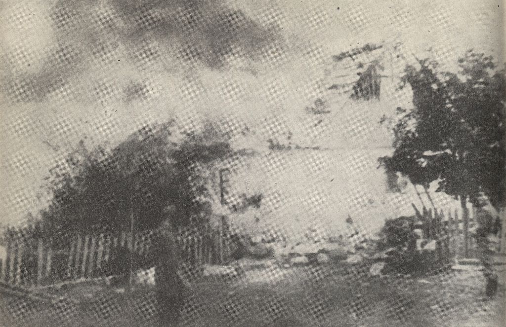 Niemcy palący wieś na Kielecczyźnie (domena publiczna).