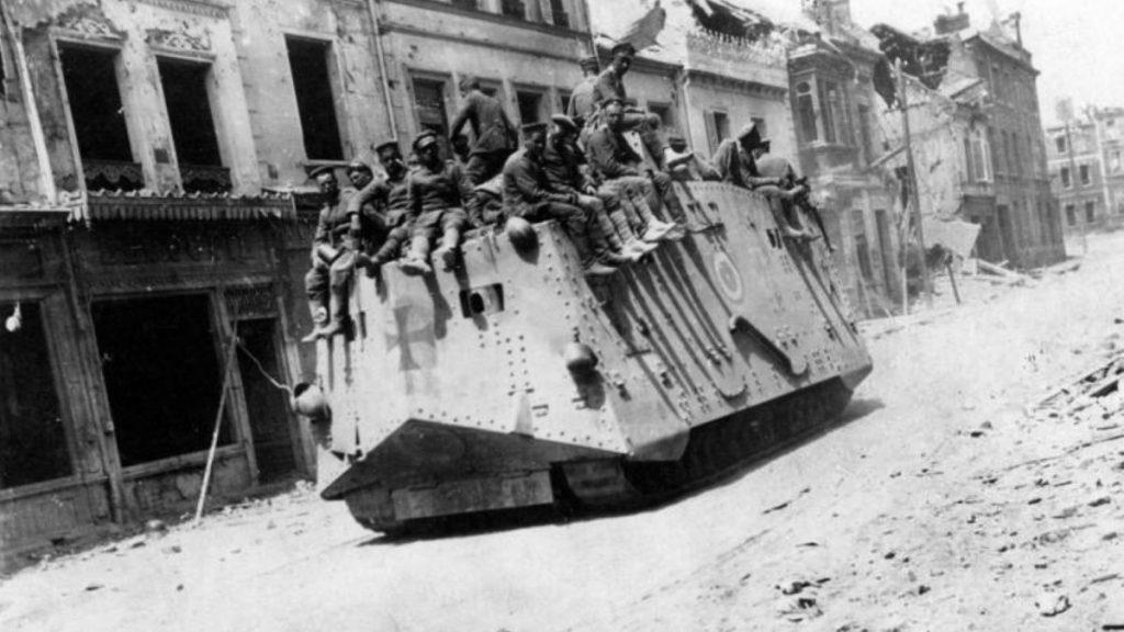 Niemiecki czołg A7V w Roye w departamecie Sommy. 26 marca 1918 roku.