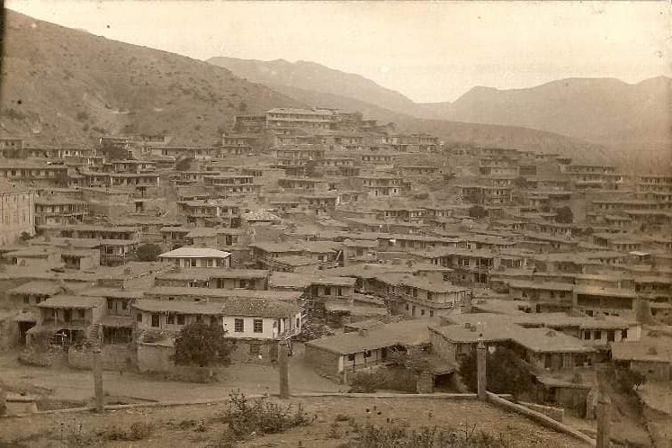 Opuszczona wieś Tatarów krymskich. Zdjęcie wykonane w 1945 roku (domena publiczna).