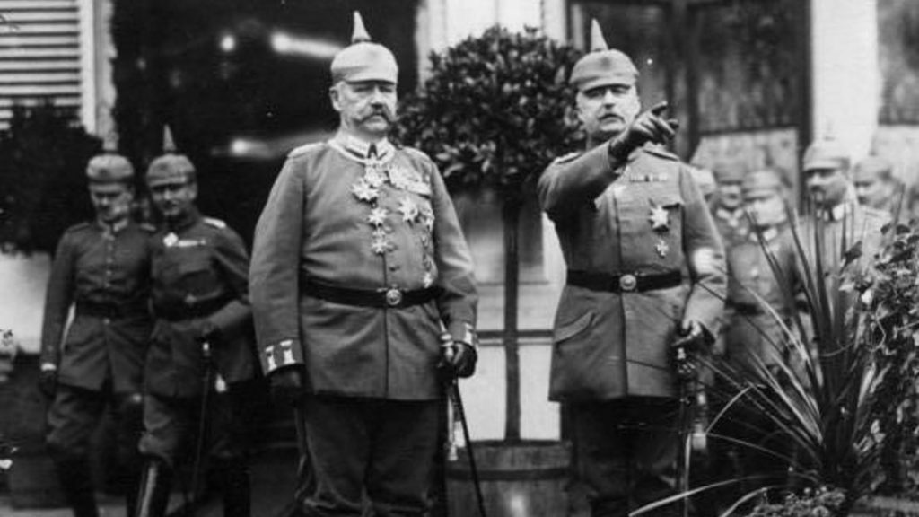 Paul von Hindenburg (z lewej) i Erich Ludendorff. Fotografia z 1917 roku.
