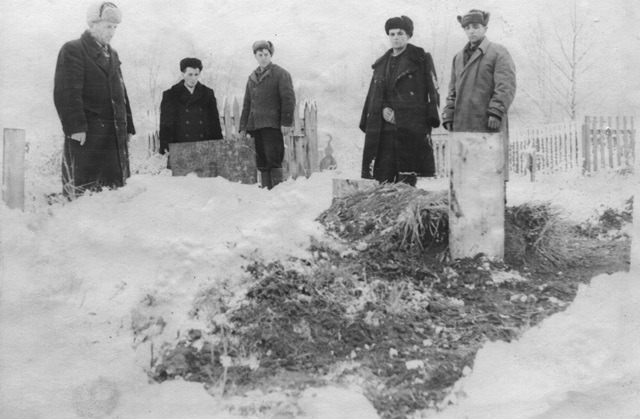 Pogrzeb jednego z dziesiątek tysięcych zmarłych w wyniku deportacji Tatarów krymskich (CC BY-SA 4.0).