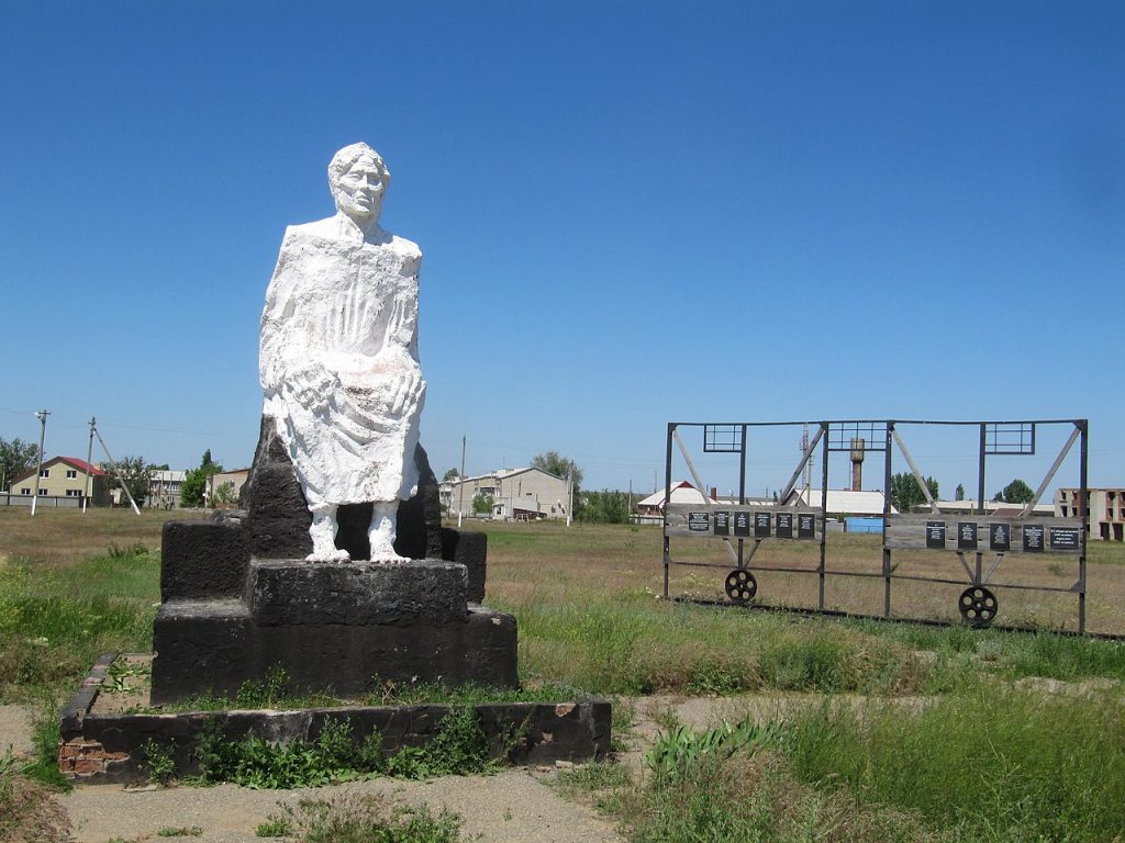 Pomnik upamiętniający ofiary deportacji Kałmuków w miejscowości Troickoje (Rartat/CC BY-SA 3.0).