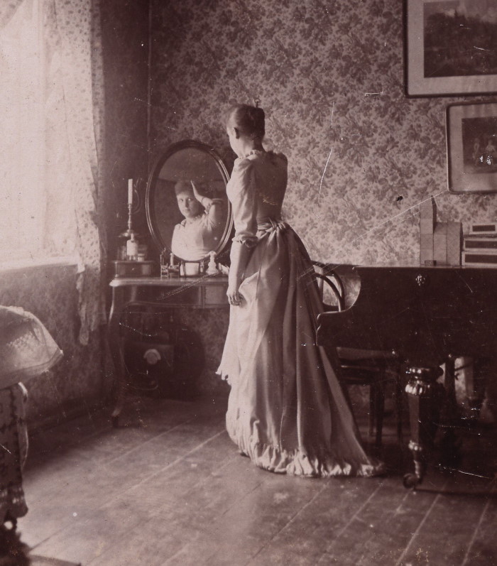 Portret młodej kobiety przed lustrem. Koniec XIX wieku.