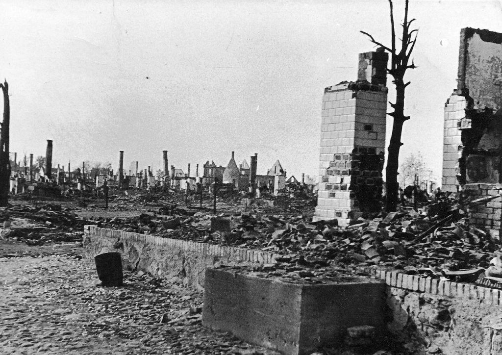 Spalona przez Niemców wieś Sucha (domena publiczna).