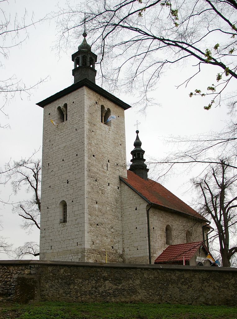 Wieża kościoła w Wysocicach spełniania również funkcje obronne (Jakub Hałun/CC BY-SA 4.0).