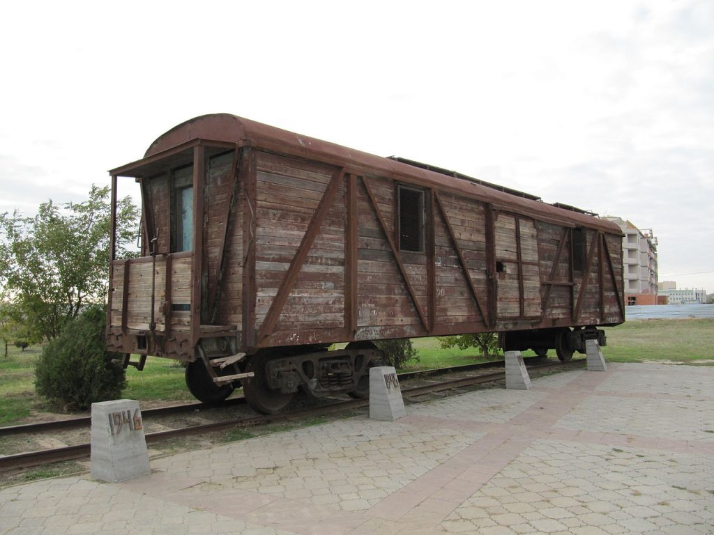 Właśnie takimi wagonami deportowano Kałmuków. Ten stanowi jeden z eksponatów wystawy w Eliście upamiętniającej deportacje (Rartat/domena publiczna).