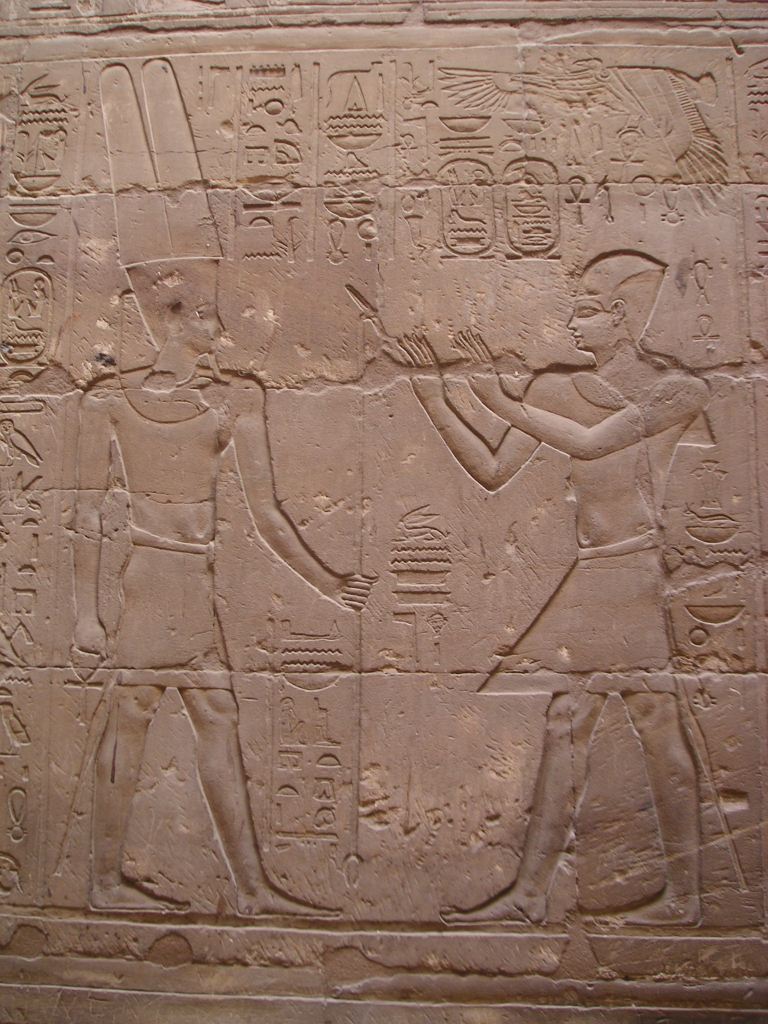 Aleksander (po prawej) przedstawiony jako Ffaraon modlący się do Amona (Neithsabes/CC BY 3.0).
