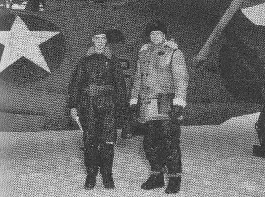 Bill Thies (po lewej). To on odkrył wrak japońskiego myśliwca Mitsubishi A6M2 mod. 21 (domena publiczna).