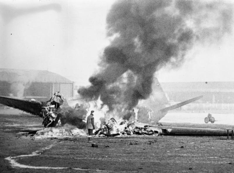 Douglas DC-3 zniszczony na lotnisku Melsbroek (domena publiczna).