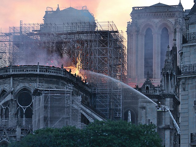 Gaszenie pożaru katedry Notre Dame