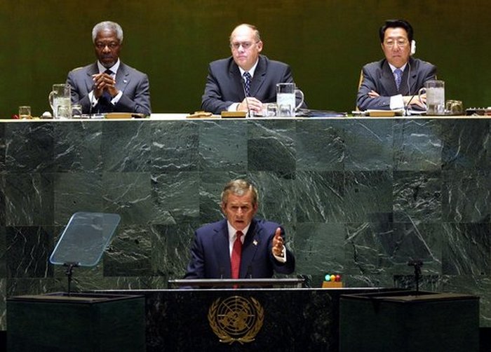 George W. Bush przemawiający na Zgromadzeniu Ogólnym ONZ 12 września 2002 roku (domena publiczna).