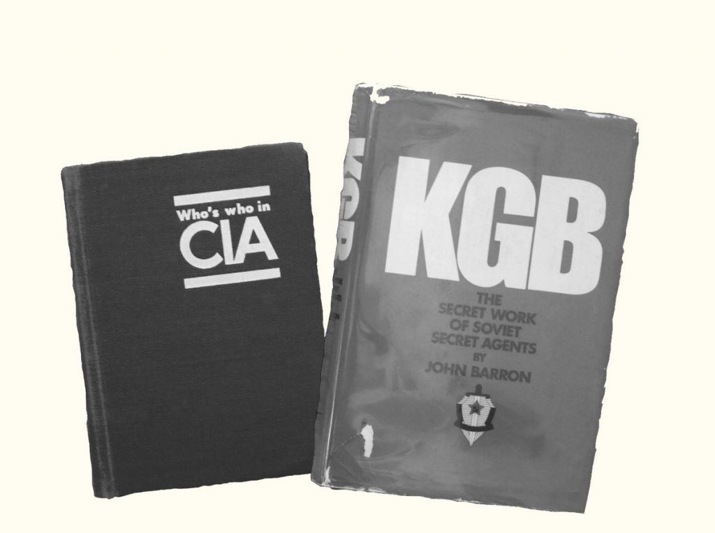 KGB, a później w ramach odwetu CIA, przy wsparciu sojuszniczych agencji, przygotowały publikację nazwisk tysięcy agentów wywiadu pracujących dla drugiej strony: Who’s Who in CIA kontra KGB: The Secret Work of Soviet Secret Agents. Zdjęcie i podpis z książki Wojna informacyjna (materiały prasowe).