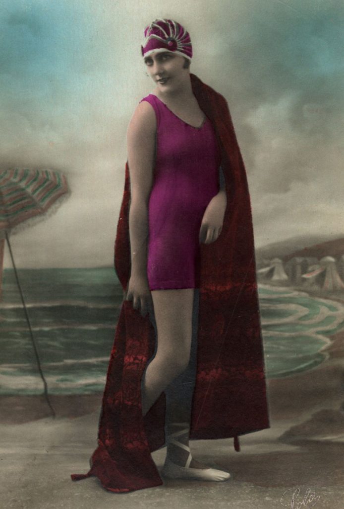 Kobieta w stroju kąpielowym. Pocztówka prawdopodobnie z lat 30. XX wieku.