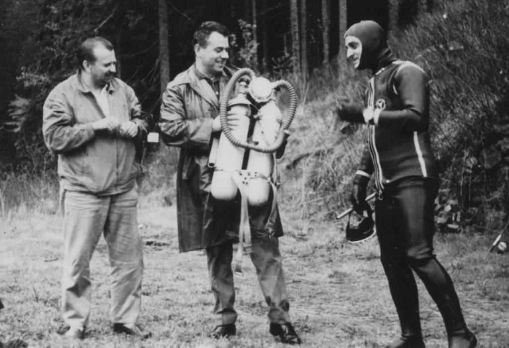 Ladislav Bittman w neoprenowym stroju podczas badań jeziora przeprowadzonych przez Wydział 8, 14 maja 1964 roku.