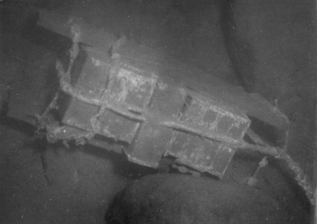Metalowe skrzynie rzekomo zatopione przez Niemców w jeziorze Czarnym. Zdjęcie z książki Wojna informacyjna (materiały prasowe).