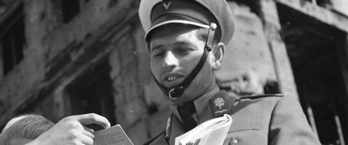Młody milicjant na fotografii z 1959 roku (zbiory NAC).