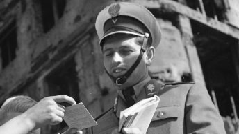 Młody milicjant na fotografii z 1959 roku (zbiory NAC).