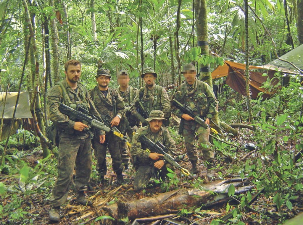 Naval (kuca) wraz z kolegami z GROM-u podczas szkolenia w dżungli (materiały prasowe).