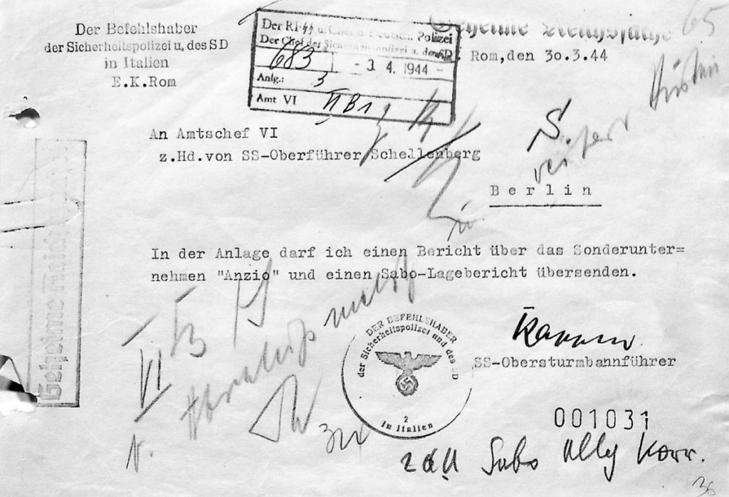 Odręczne adnotacje cyrylicą na dokumencie RSHA, pierwotnie przejętym przez KGB, a następnie, w połowie 1964 roku, udostępnionym Pradze na potrzeby operacji „Neptun”.