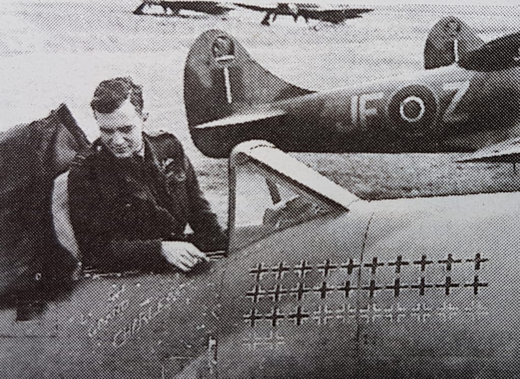 Pierre Clostermann w kabinie myśliwca Hawker Tempest (domena publiczna).
