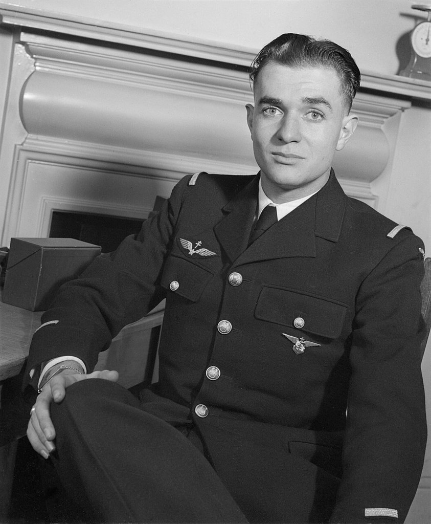 Pierre Clostermann. Fotografia wykonana w czasie, gdy służył w Dywizjonie 341 „Alzacja” (domena publiczna).
