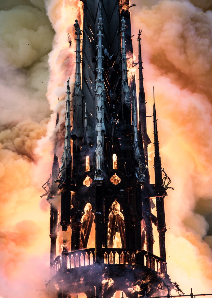 Płonąca iglica katedry Notre Dame (fot. LEVRIER Guillaume, lic. CC-BY-SA 4,0)