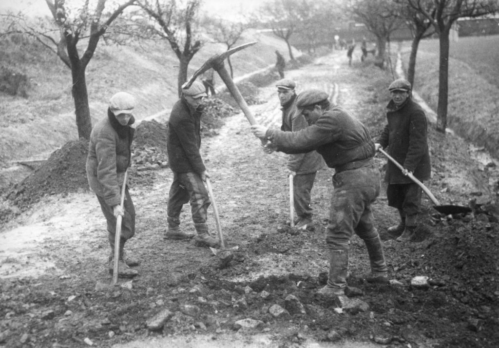 Polscy robotnicy przymusowi w III Rzeszy podczas prac przy budowie drogi w Salzgitter (domena publiczna).
