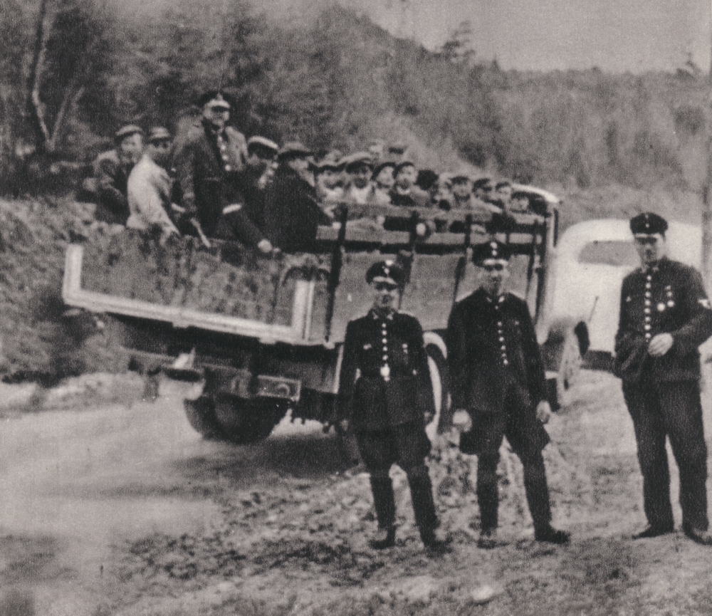 Polscy rolnicy z województwa krakowskiego transportowani na roboty przymusowe w Rzeszy. Zdjęcie wykonane w 1941 roku (domena publiczna).