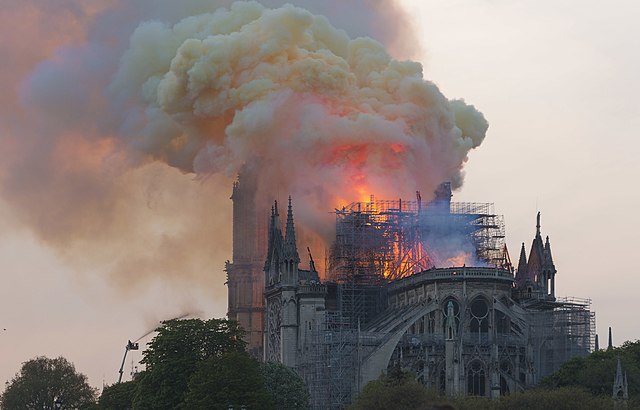 Pożar Notre Dame (fot. GodefroyParis, lic. CC-BY-SA 4,0).