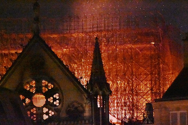 Pożar katedry Notre Dame (fot. Hossam.ouda, lic. CC-BY-SA 4,0).