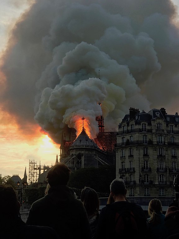 Tłumy przyglądają się płonącej katedrze Notre Dame (fot. OnlookerNParis, lic. CC-BY-SA 4,0).