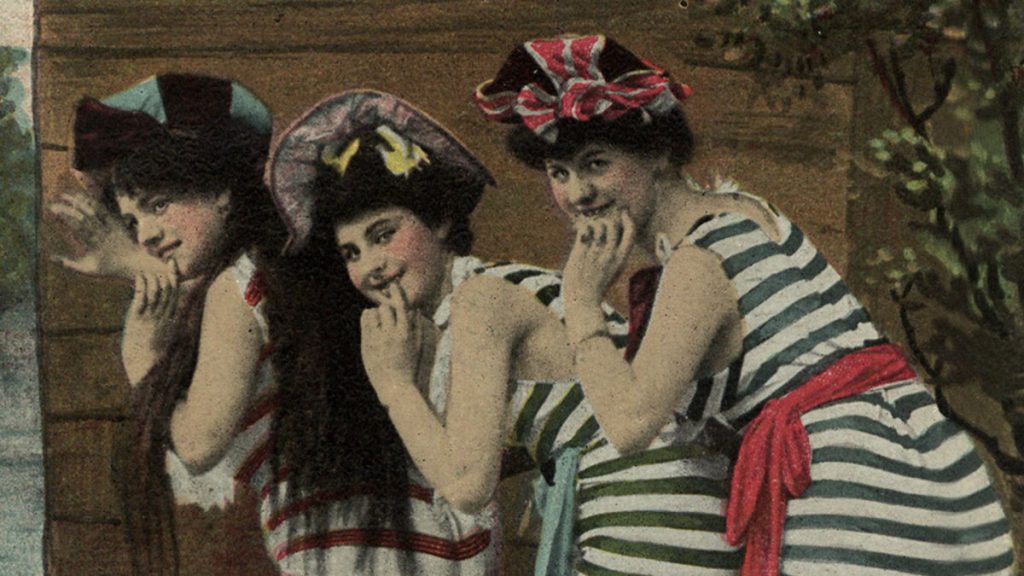 Trzy dziewczęta w strojach kąpielowych. Pocztówka z lat 20. XX wieku.