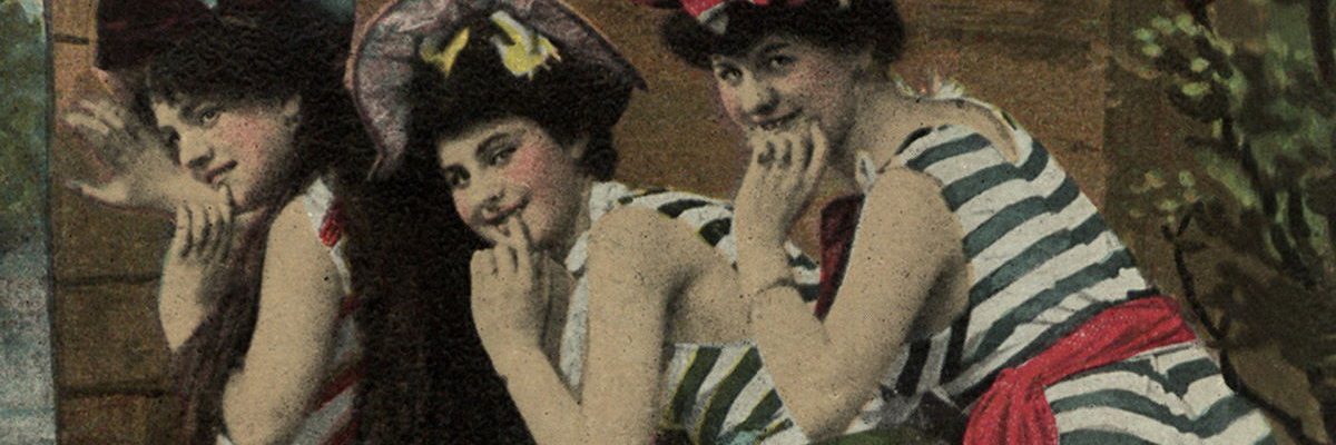 Trzy dziewczęta w strojach kąpielowych. Pocztówka z lat 20. XX wieku.