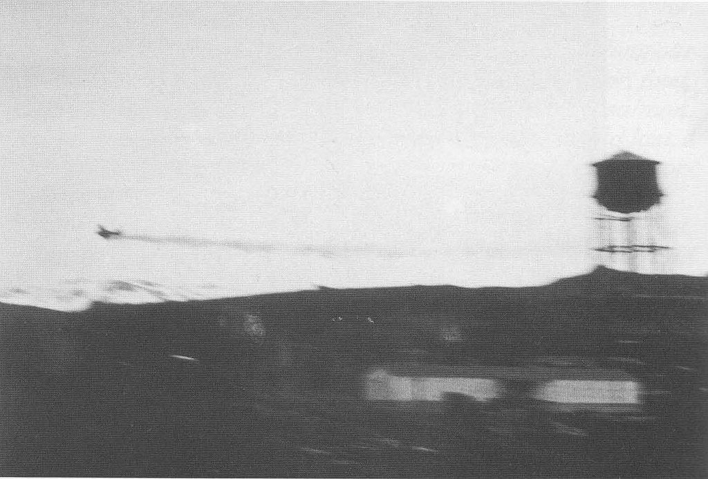 Zero Kogi przelatujący nad Dutch Harbor w chwilę po tym, jak został trafiony. Ciągnąca się za samolotem smuga to skutek wycieku oleju (domena publiczna).