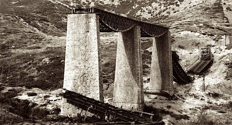 Zniszczony wiadukt kolejowy w Gorgopotamos (domena publiczna).