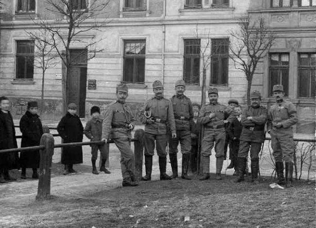 Żołnierze stacjonujący w Twierdzy Kraków. Zdjęcie z książki Festung Krakau (materiały prasowe).